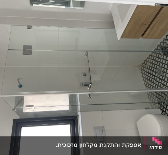 מקלחון זכוכית פינתי שקוף עם צירים בחדר רחצה מודרני